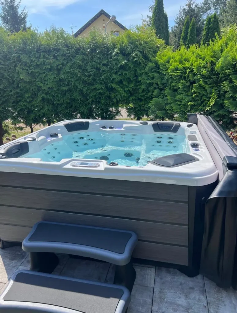 Golden Woods – realizacja jacuzzi w nowoczesnej strefie wellness w ogrodzie.