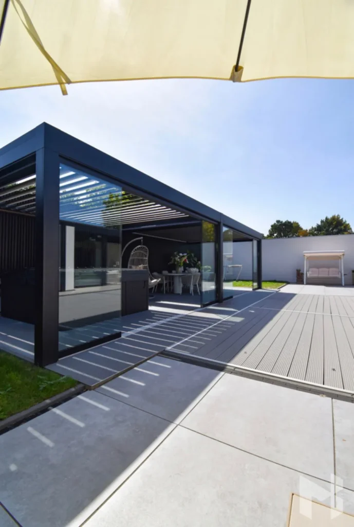 Golden Woods – nowoczesna drewniana pergola w ogrodzie.