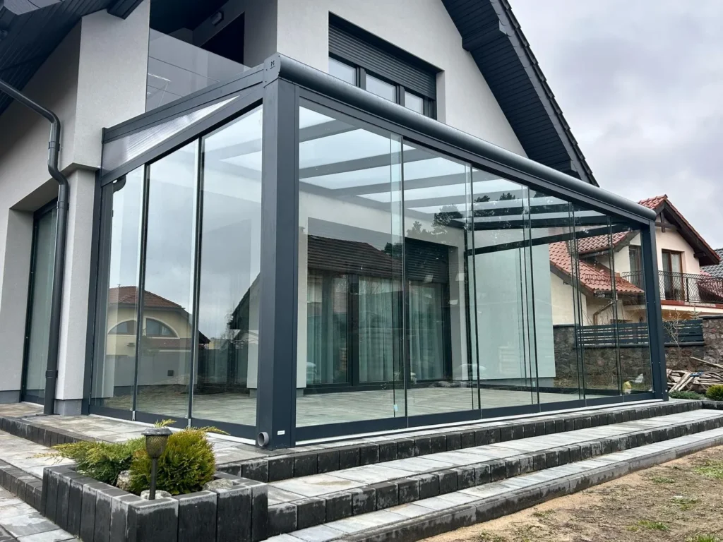 Golden Woods – elegancka pergola zewnętrzna przy domu.